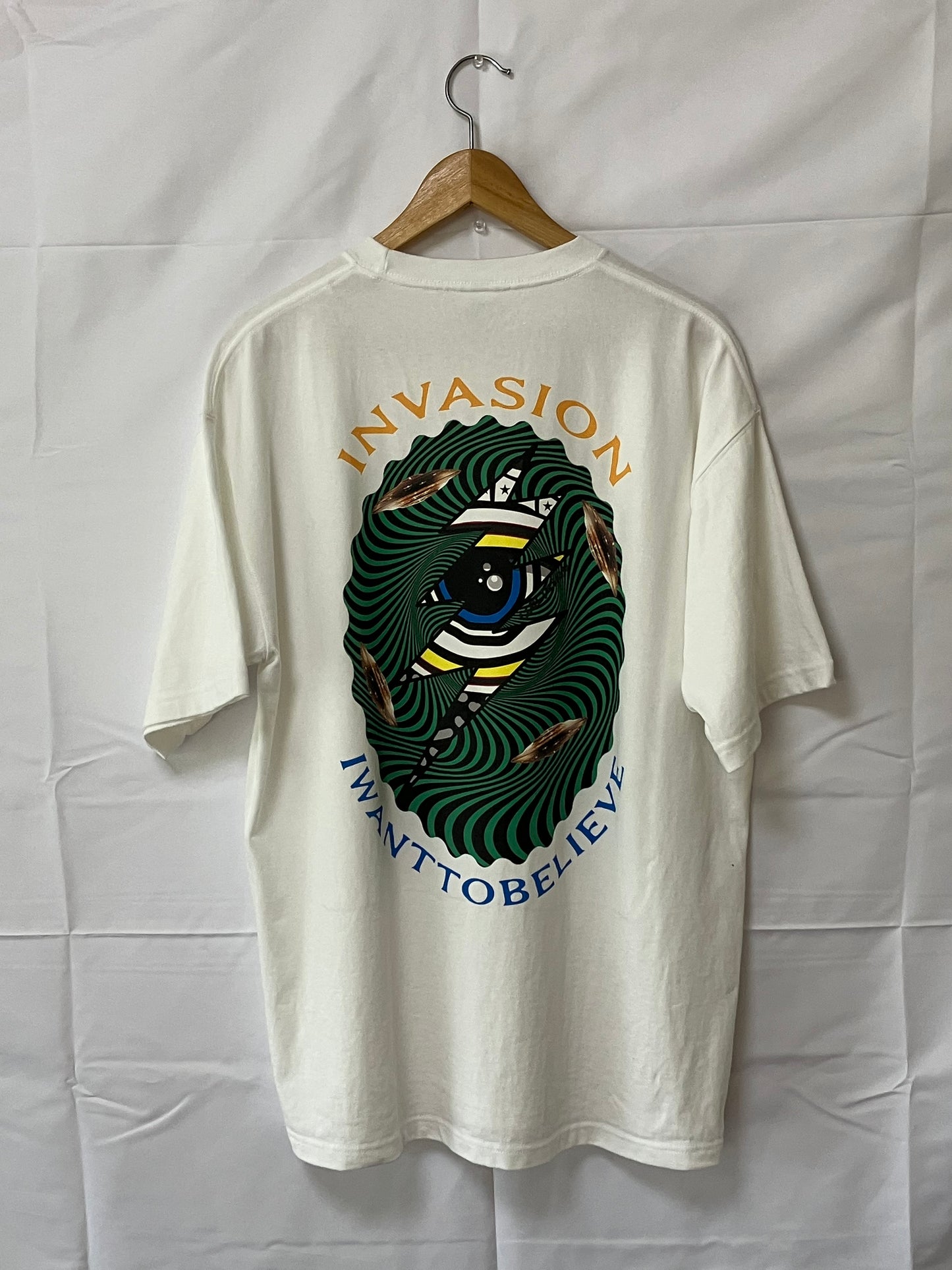 【予約商品:10月中旬以降お届け予定】INVASION Eye TEE WHITE