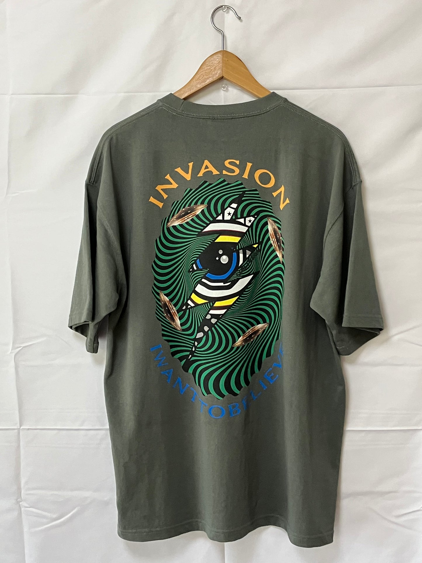 【予約商品:10月中旬以降お届け予定】INVASION Eye TEE STONE GREEN