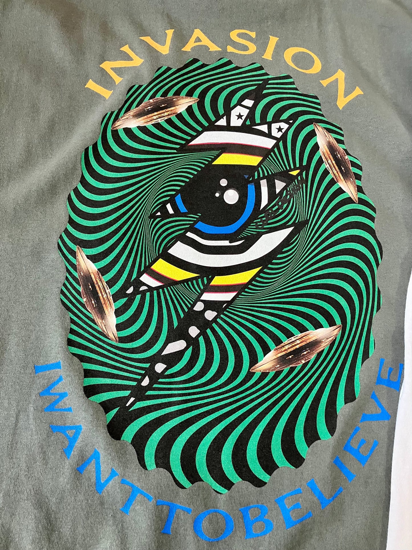 【予約商品:10月中旬以降お届け予定】INVASION Eye TEE STONE GREEN