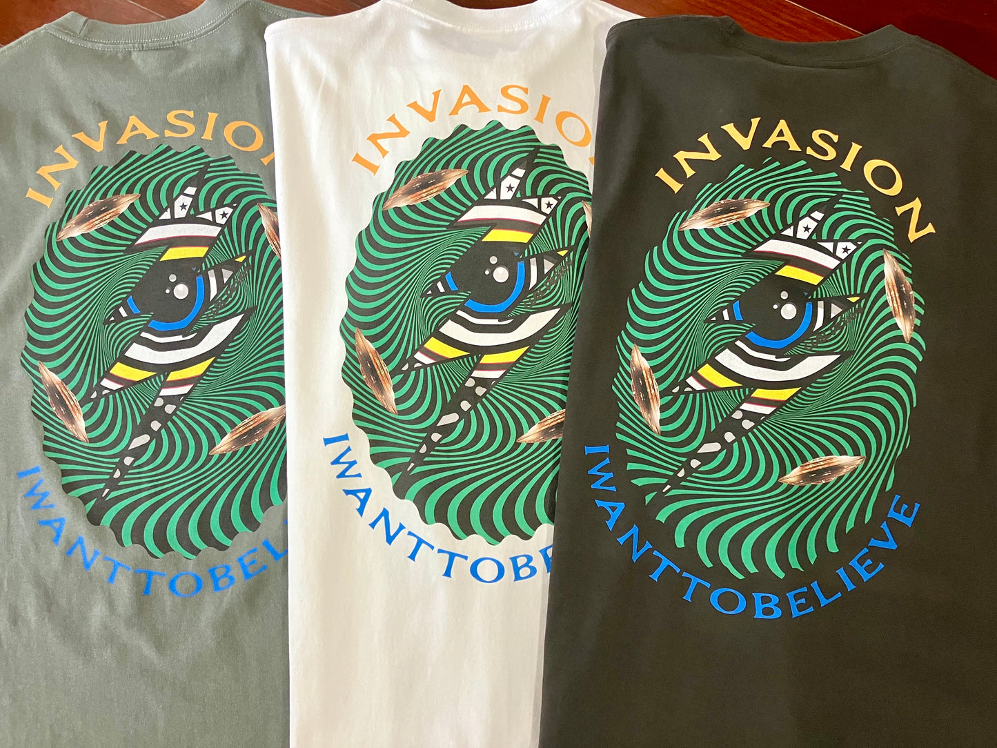 【予約商品:10月中旬以降お届け予定】INVASION Eye TEE STONE GREEN