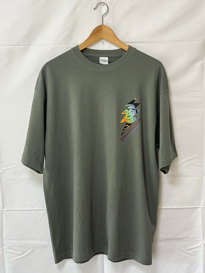 【予約商品:10月中旬以降お届け予定】INVASION Eye TEE 　STONE GREEN