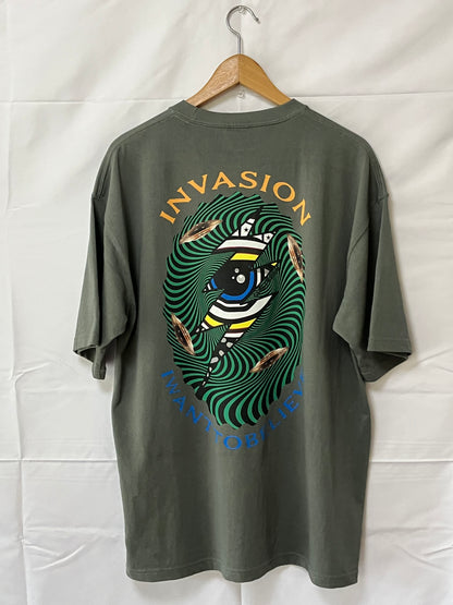 【予約商品:10月中旬以降お届け予定】INVASION Eye TEE 　STONE GREEN