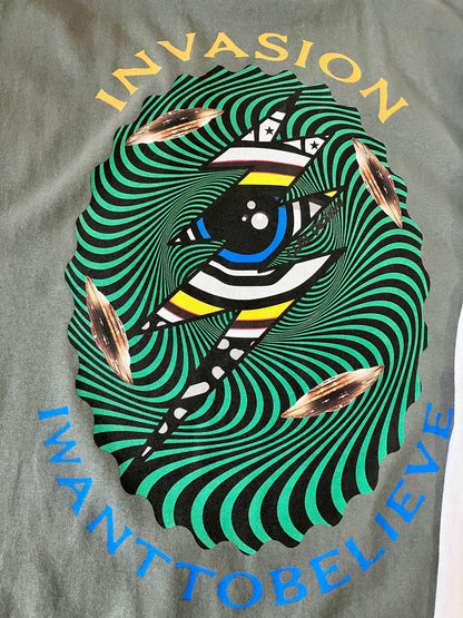 【予約商品:10月中旬以降お届け予定】INVASION Eye TEE 　STONE GREEN