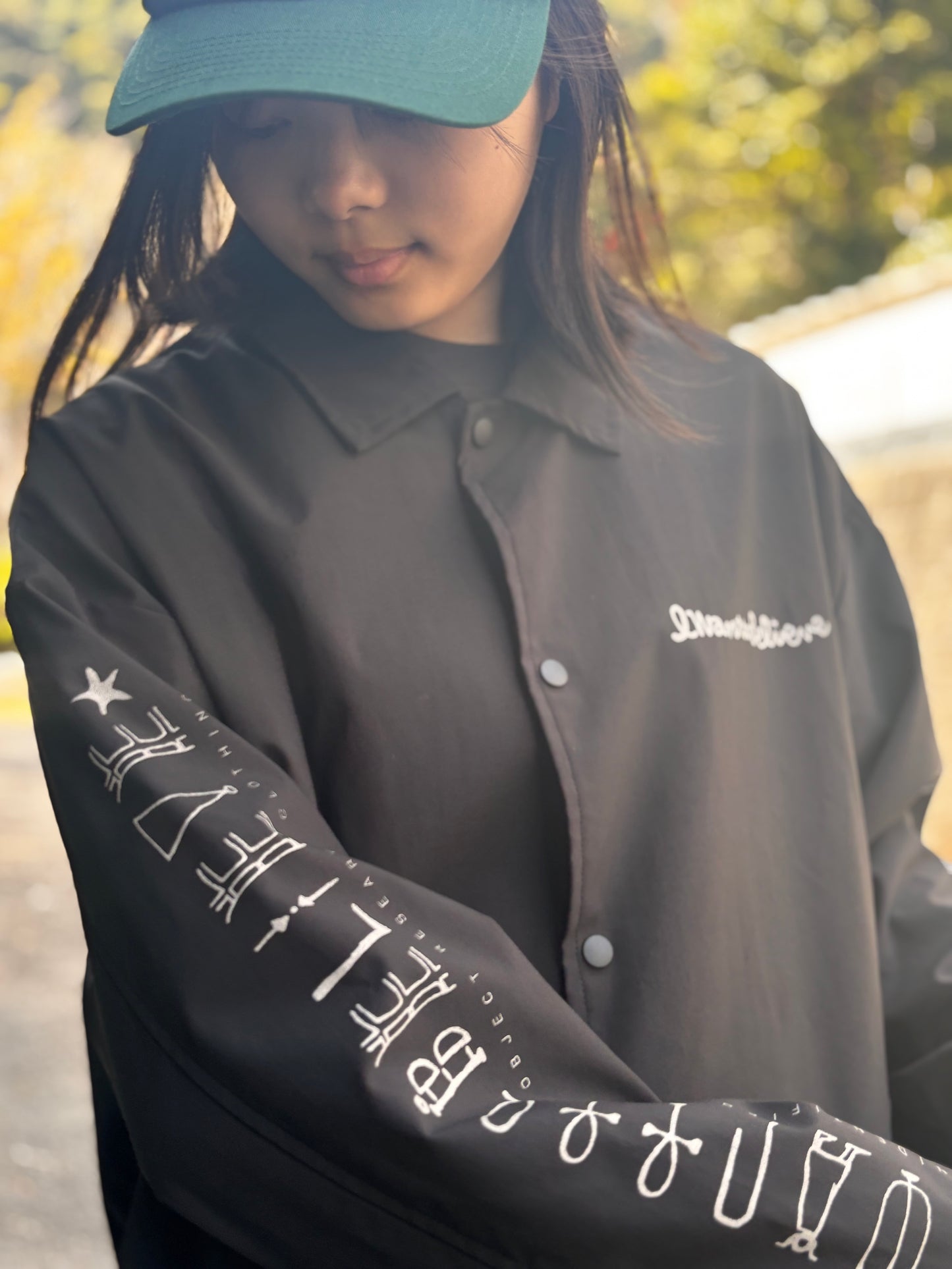 IWANTTOBELIEVE 定番のコーチジャケット。　BLACK