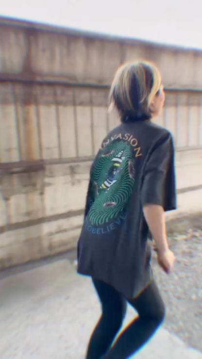 【予約商品:10月中旬以降お届け予定】INVASION Eye TEE 　STONE GREEN